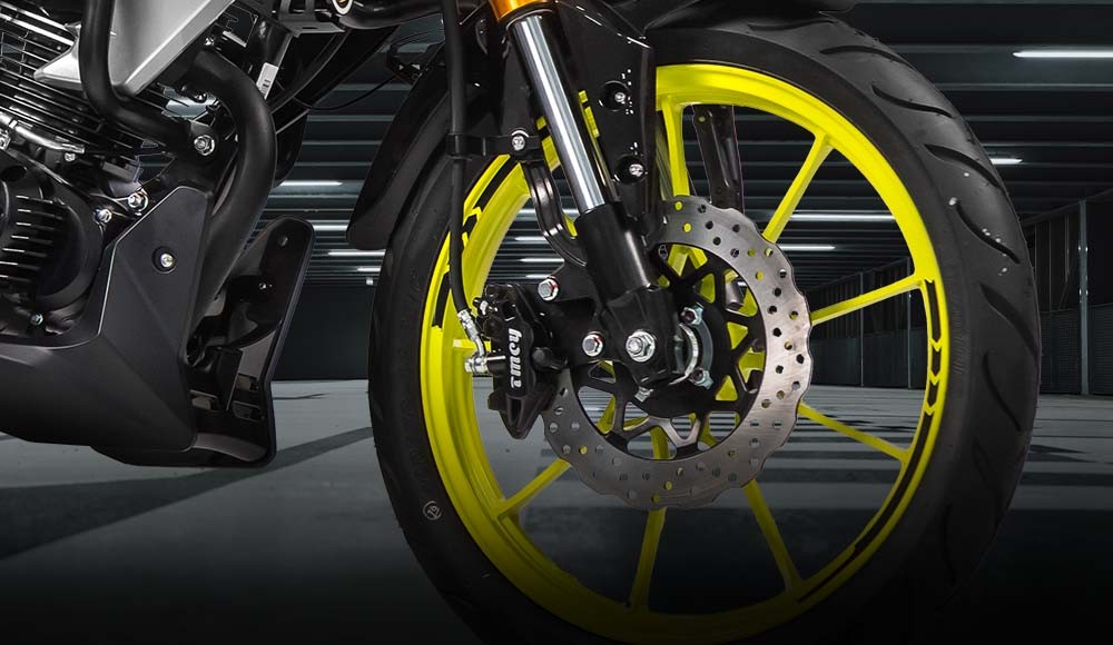 Parte delantera de la moto urbana MT 200